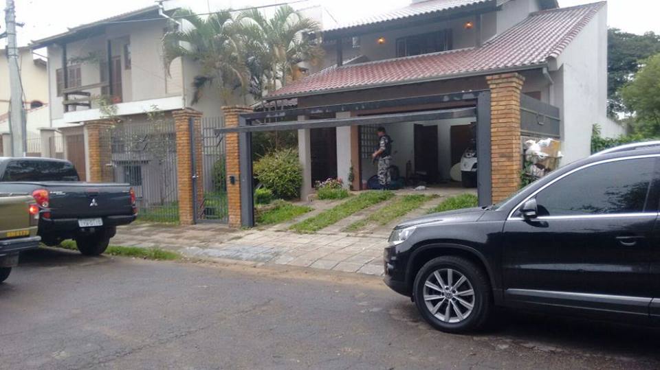 Brigada Militar de Gravataí prende três homens em casa com veículos roubados