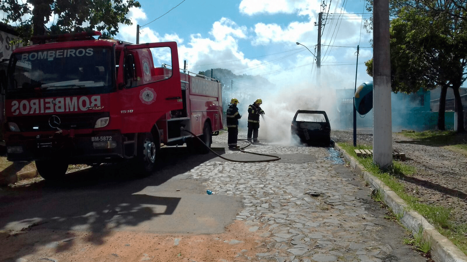 Veículo pega fogo e fica completamente destruído em Gravataí