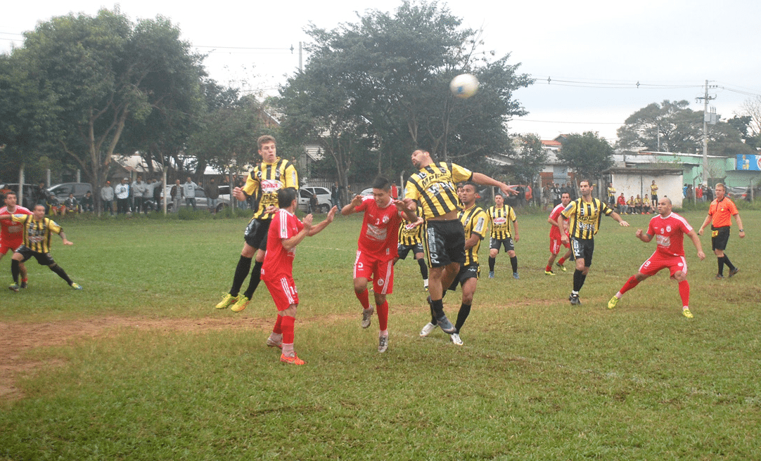 Vai ter bola rolando no município após prefeitura assinar convênio com a Liga Gravataiense de Futebol