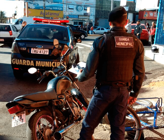 Guarda Municipal de Gravataí apreende adolescentes com moto irregular e simulacro