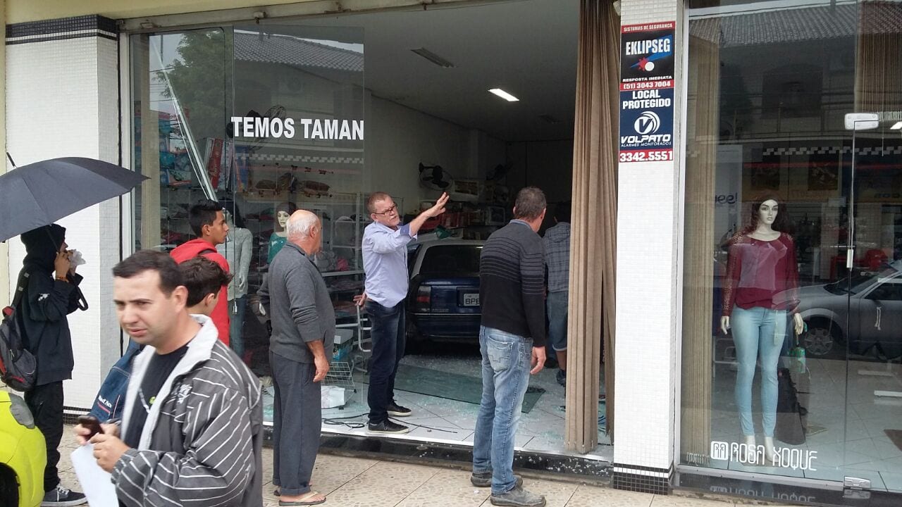 Susto: Carro invade loja na Bonsucesso após criança dar a partida