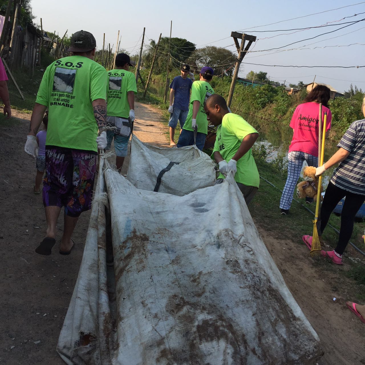 Moradores da Vila Rica realizam ação de limpeza no Barnabé
