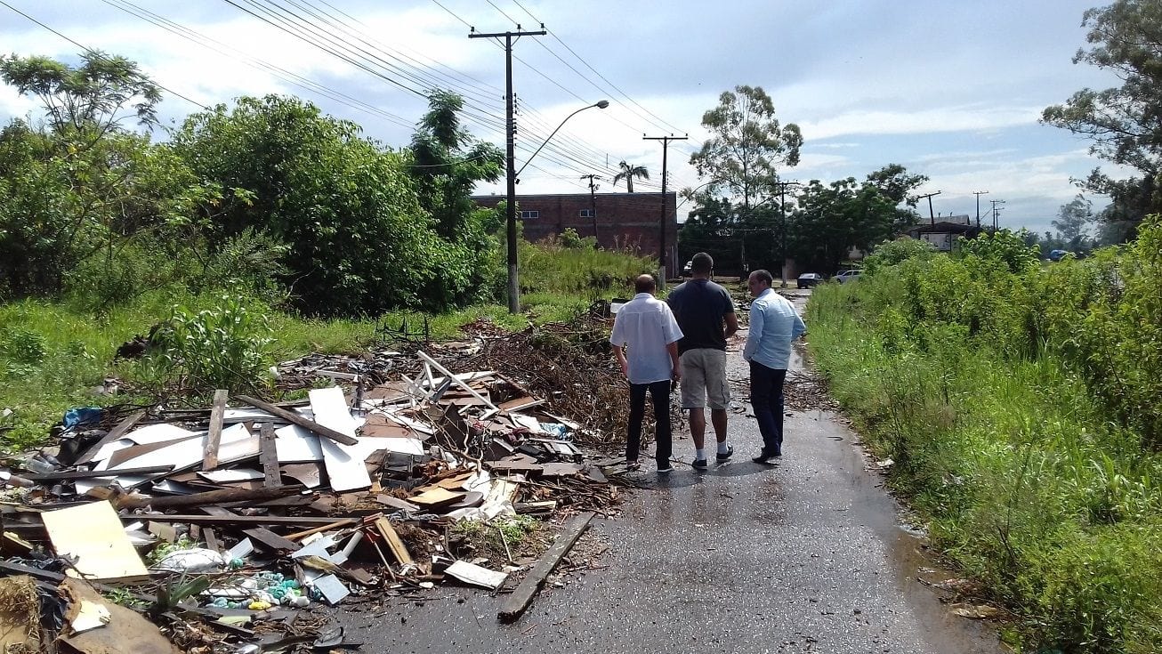 Rua fechada: Moradora denuncia acúmulo de lixo em rua da Morada do Vale
