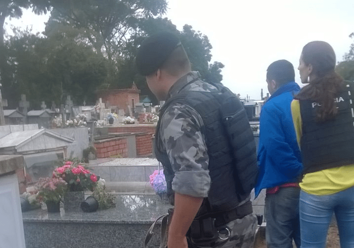 Polícia realiza Operação Pulverização e prende traficante dentro do Cemitério Municipal de Gravataí