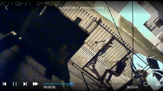 Vídeo mostra vândalos atirando pedras contra veículo em residência na Cohab A