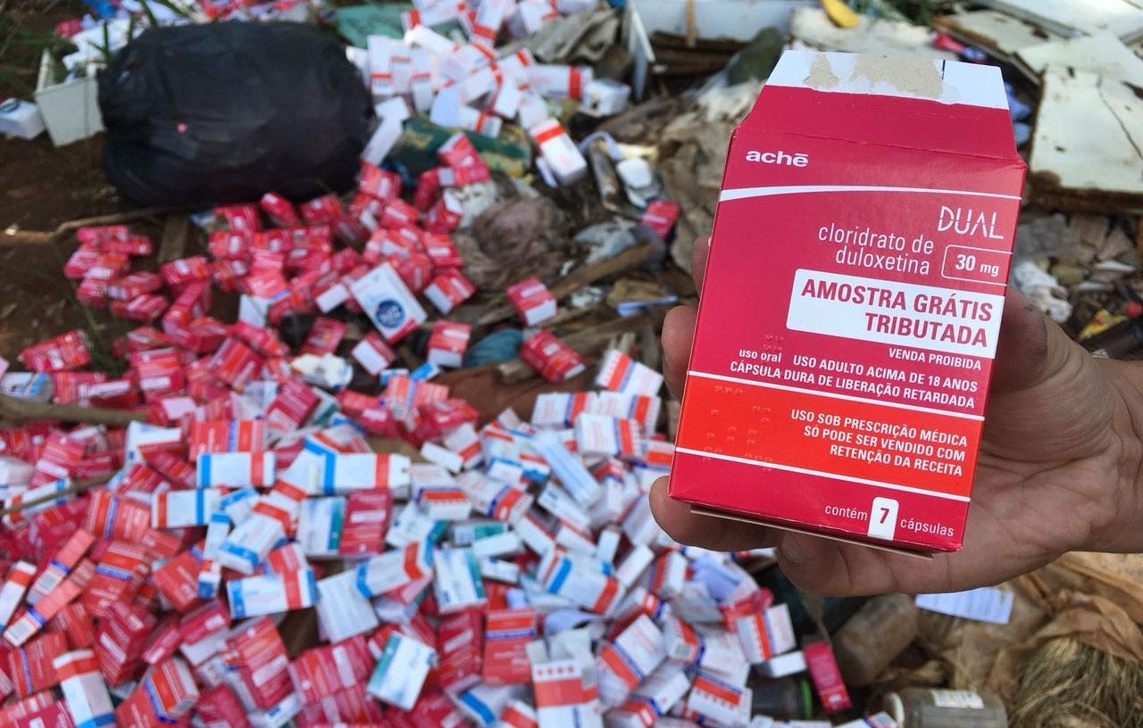 Medicamentos são descartados às margens da Estrada Municipal em Gravataí