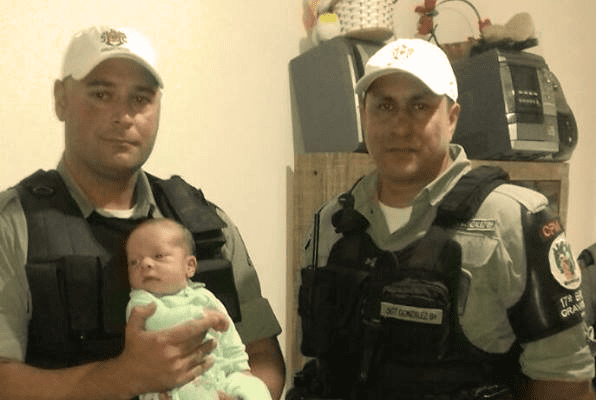 Bebê é salvo por policiais após engasgar com leite em Gravataí