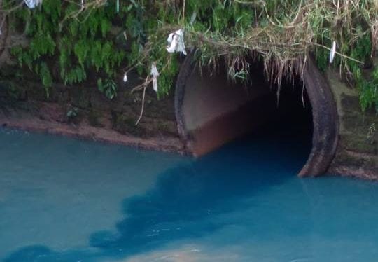 Fundação municipal investiga coloração da água em arroio de Gravataí