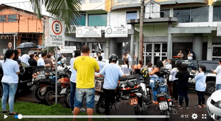 Familiares e amigos fazem manifestação pela morte de motoboy em Gravataí