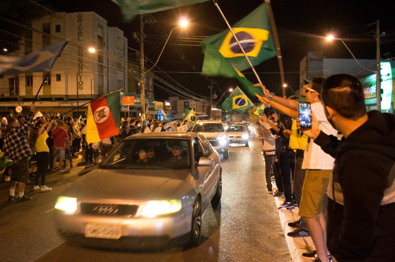 Noite de festa em Gravataí após a vitória de Jair Bolsonaro