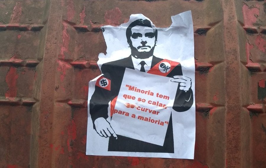 Cartazes de Bolsonaro com frase contra a minoria são espalhados em Gravataí