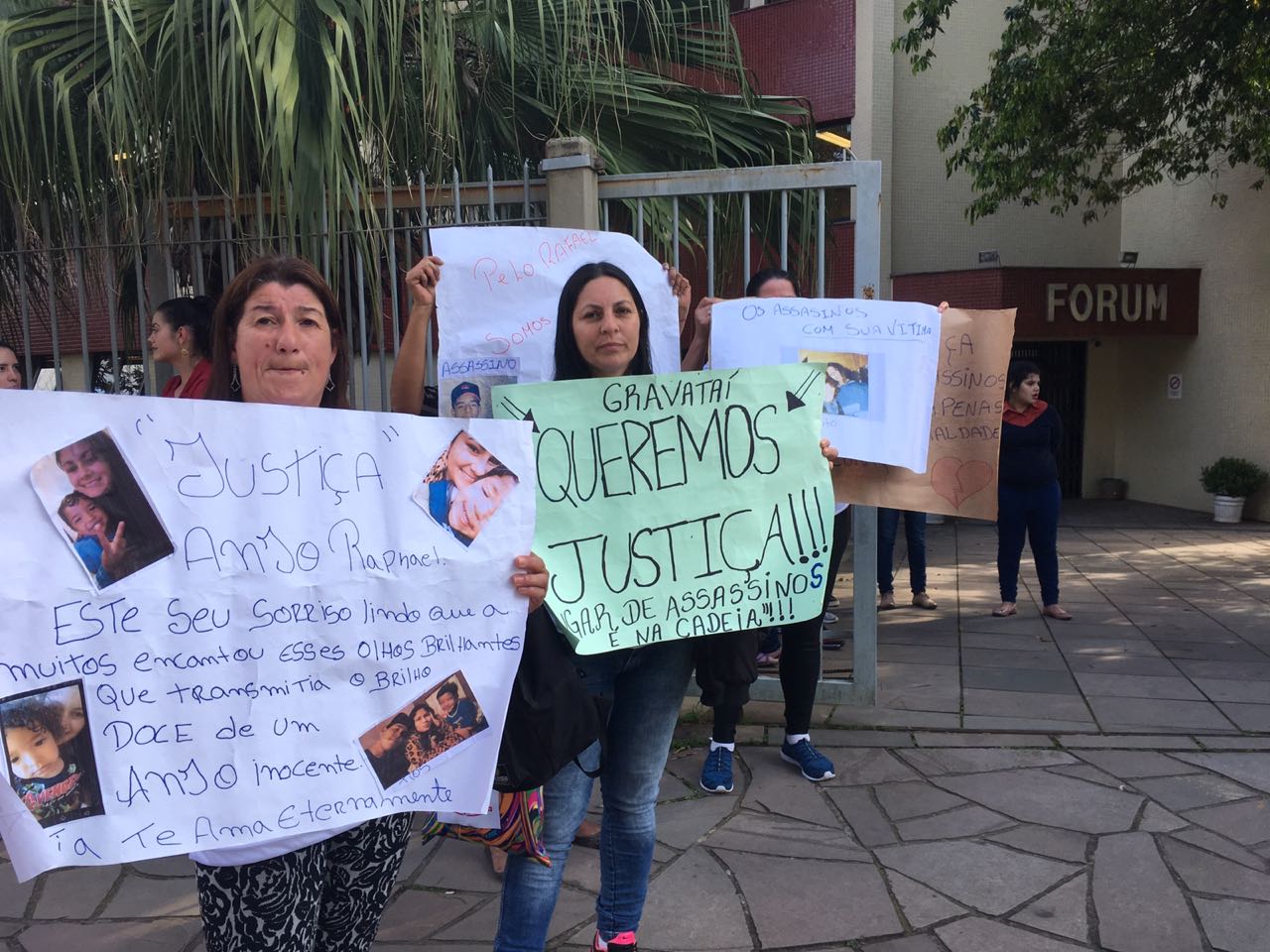 Familiares e amigos fazem novo protesto pela morte de criança em Gravataí