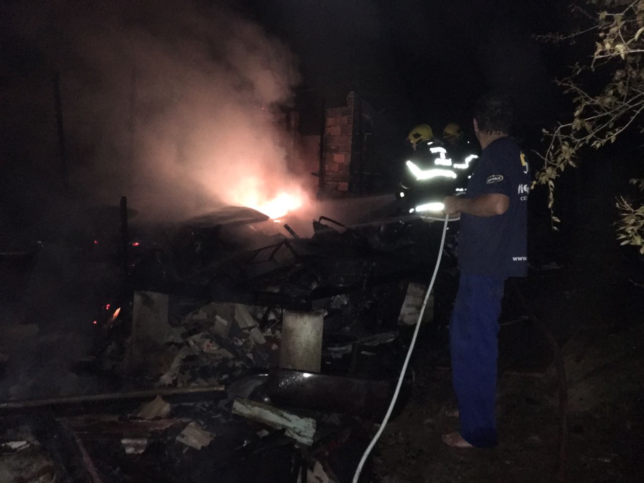 Incêndio destrói depósito de residência em Gravataí