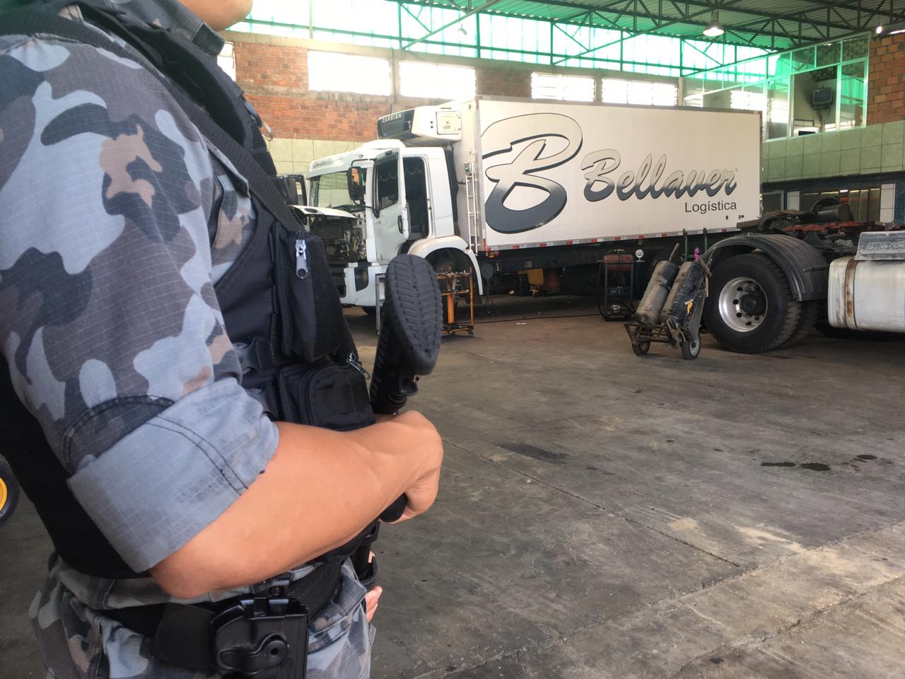 Polícia encontra caminhão roubado em desmanche manjado
