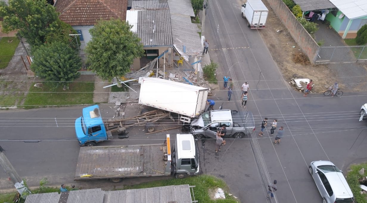 Baú de caminhão atinge bar após colisão envolvendo outro veículo em Gravataí