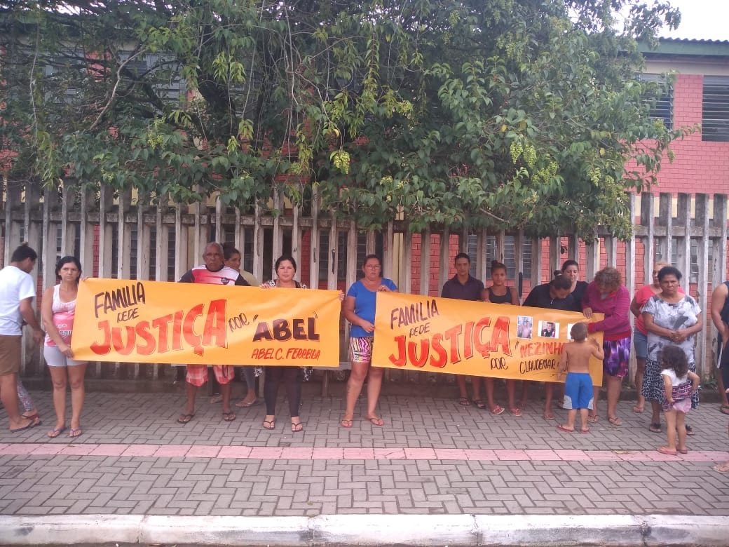Família protesta por justiça e pede liberação dos corpos de dupla que desapareceu em Gravataí