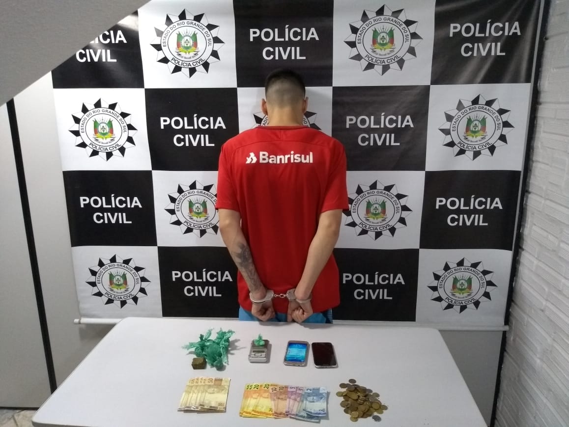 Jovem é preso suspeito de comandar o tráfico de drogas em bairro de Gravataí