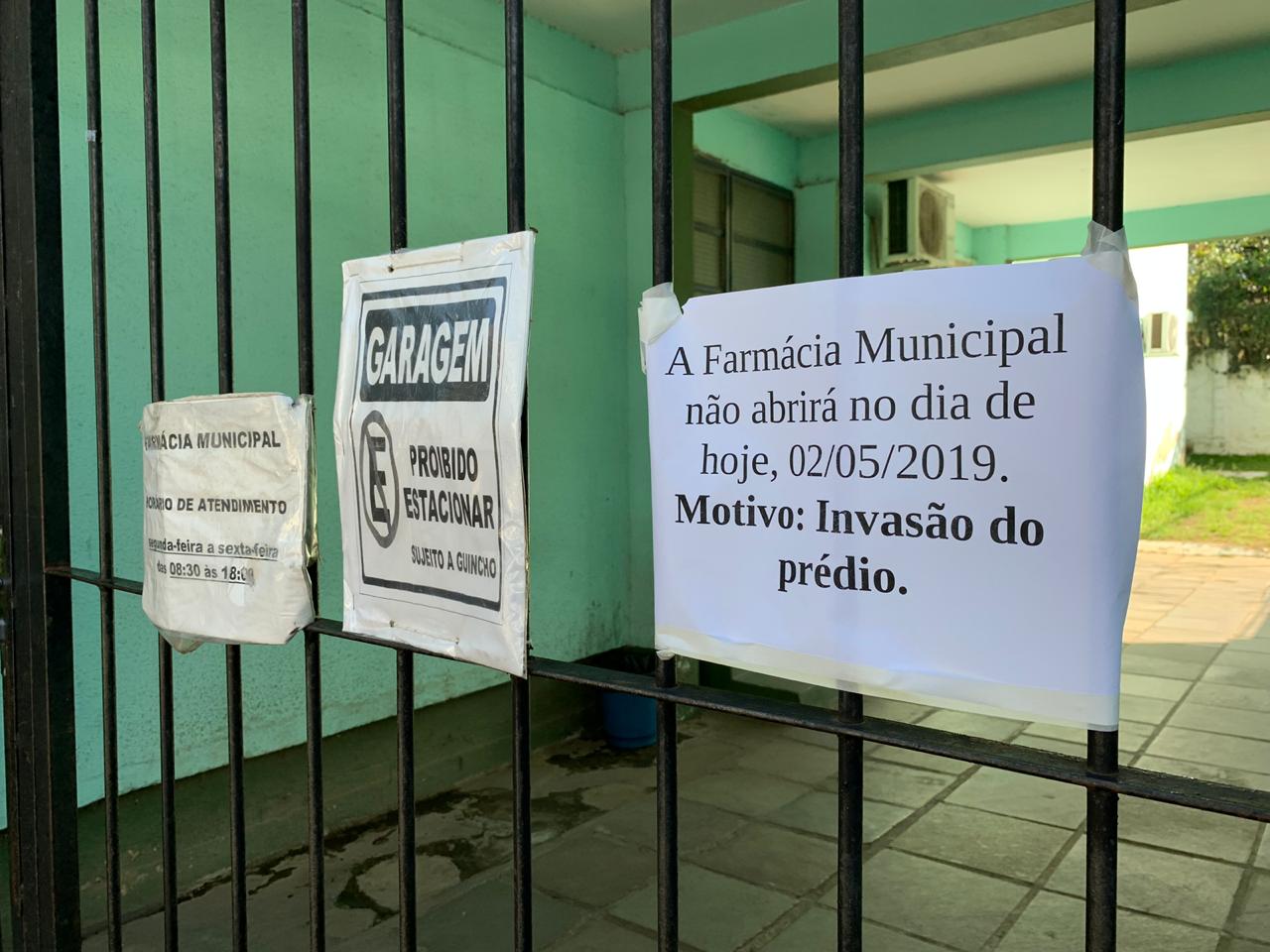 Farmácia Municipal fecha após sofrer arrombamento; polícia apura relação com crimes no entorno