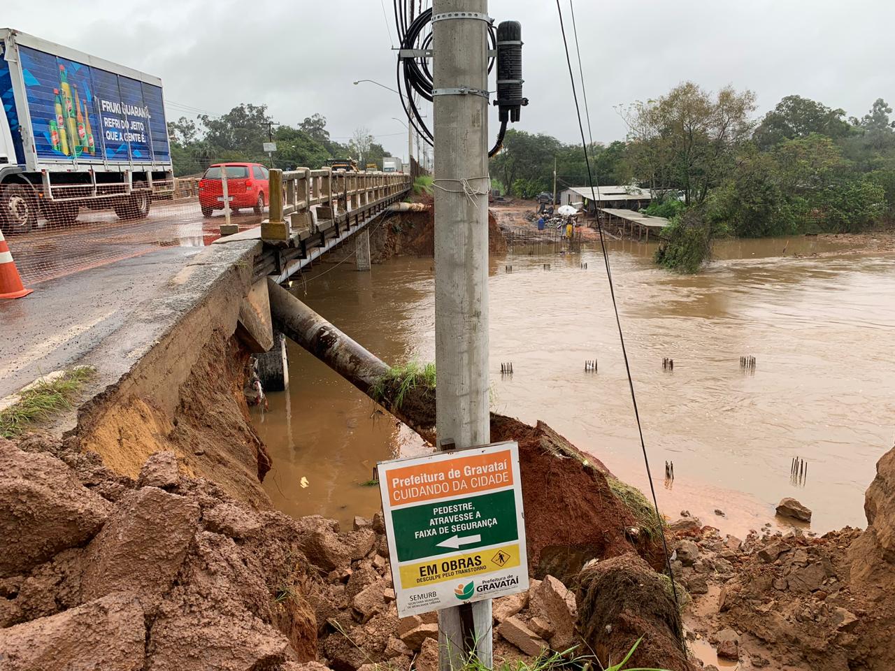 Chuva deixa Rio Gravataí em situação de transbordo e rompe adutora nas pontes do Parque