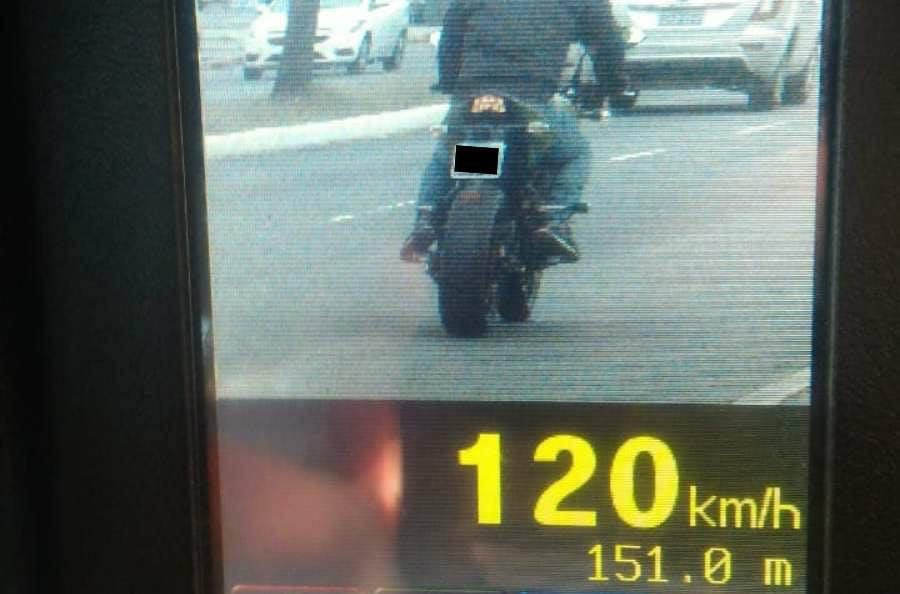 Radar móvel flagra motociclista a 120km/h na Dorival de Oliveira