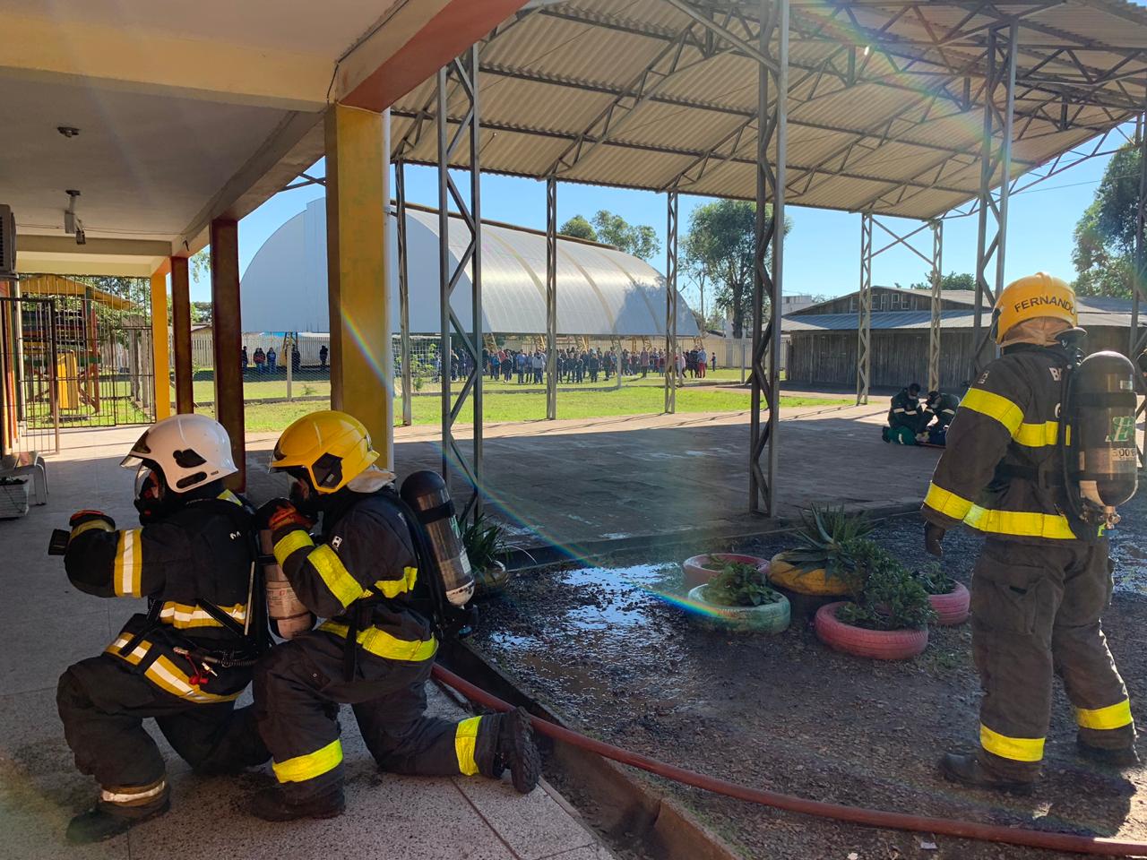 Incêndio simulado em escola de Gravataí colocou à prova alunos e professores