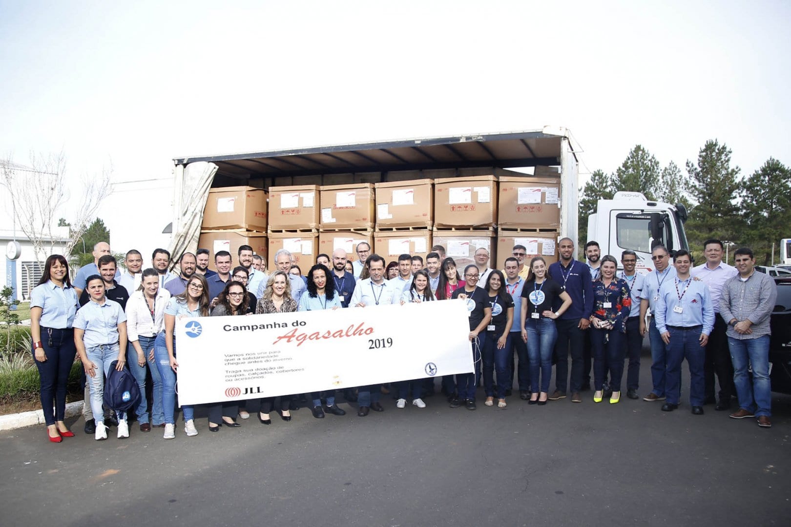 GM doa cerca de seis toneladas de roupas para Campanha do Agasalho em Gravataí