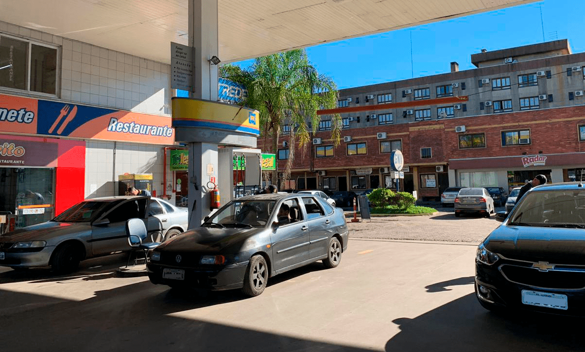 Dois postos em Gravataí disputam valor da gasolina a R$ 3,99 e R$ 3,98 o litro