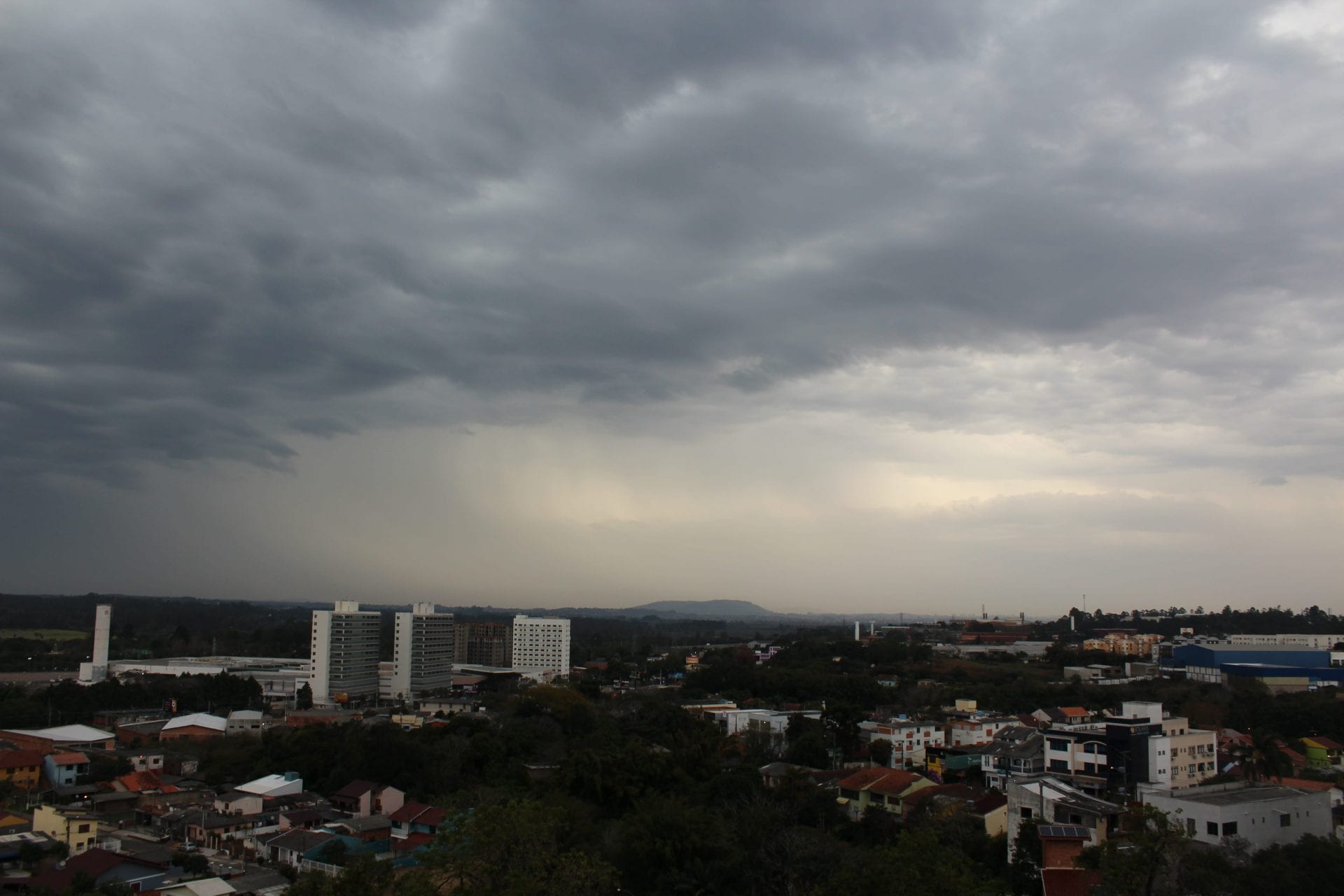 Chuva deve chegar nas próximas horas em Gravataí e região; Inmet alerta para tempestades
