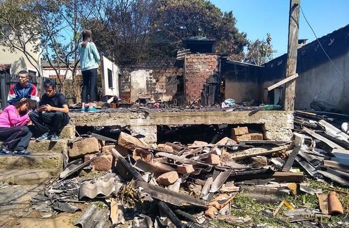 Família tenta recomeçar após incêndio que destruiu residência em Gravataí