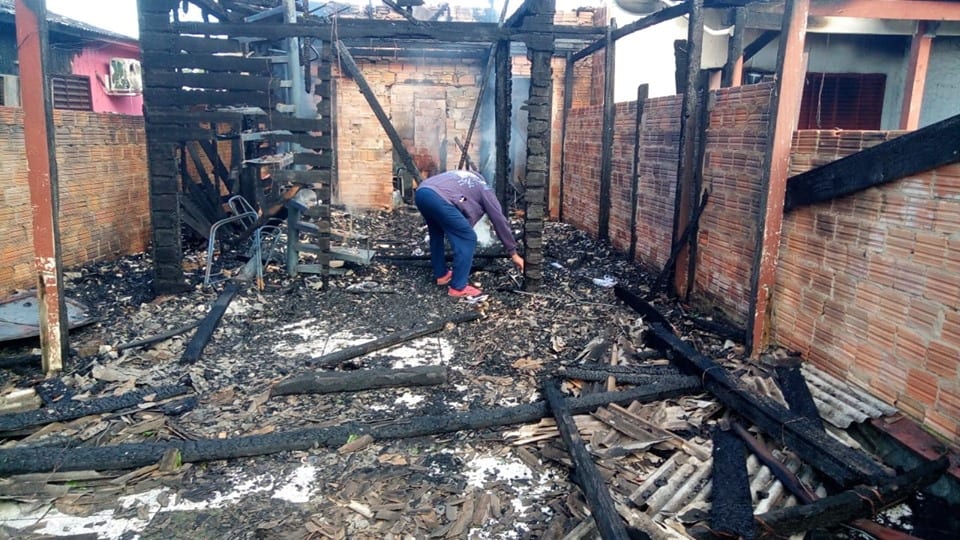 Incêndio destrói duas residências da mesma família em Gravataí; moradores precisam de ajuda