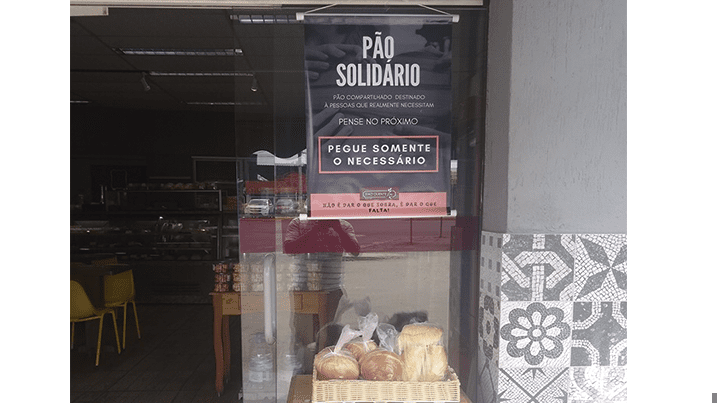 Padaria de Gravataí dispõe de ‘cestinho’ com pães para moradores de rua