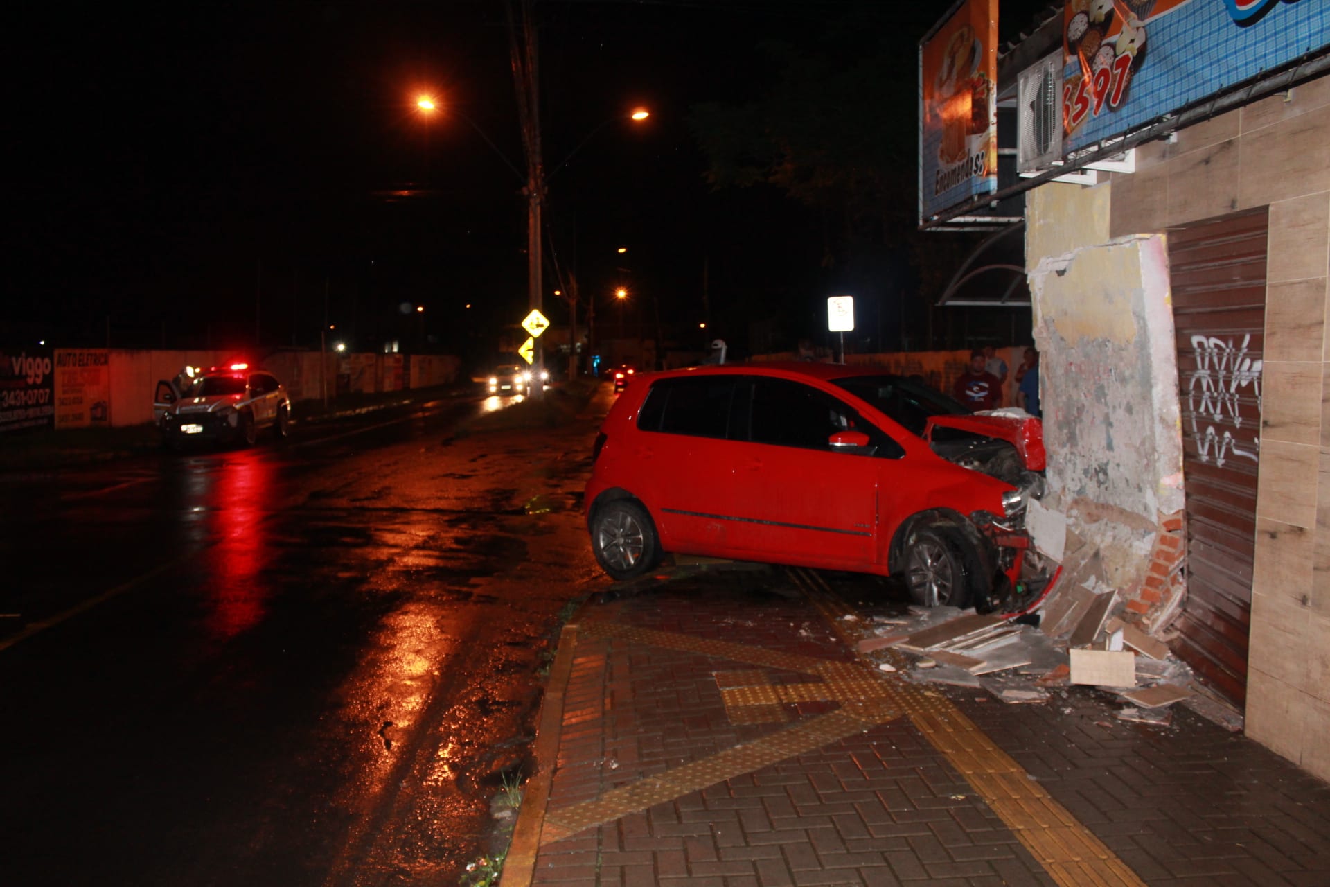 Criminosos fogem após perder o controle de veículo e colidir contra padaria em Gravataí
