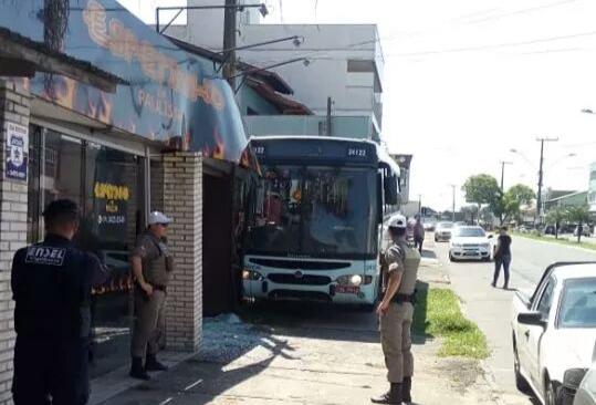 Motorista perde o controle e ônibus colide em comércio na Alexandrino, em Gravataí