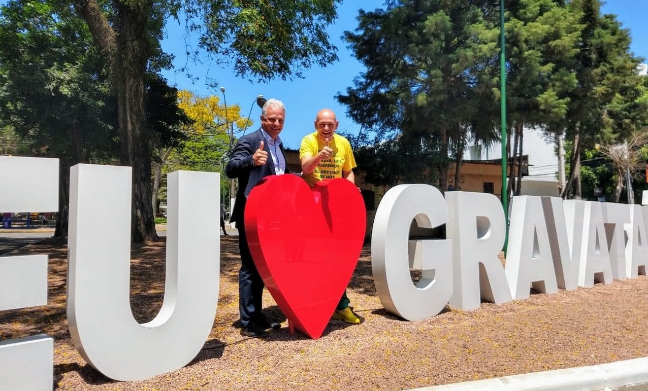 Das mãos do prefeito, Luciano Hang recebe alvará para filial e projeta 500 empregos em Gravataí