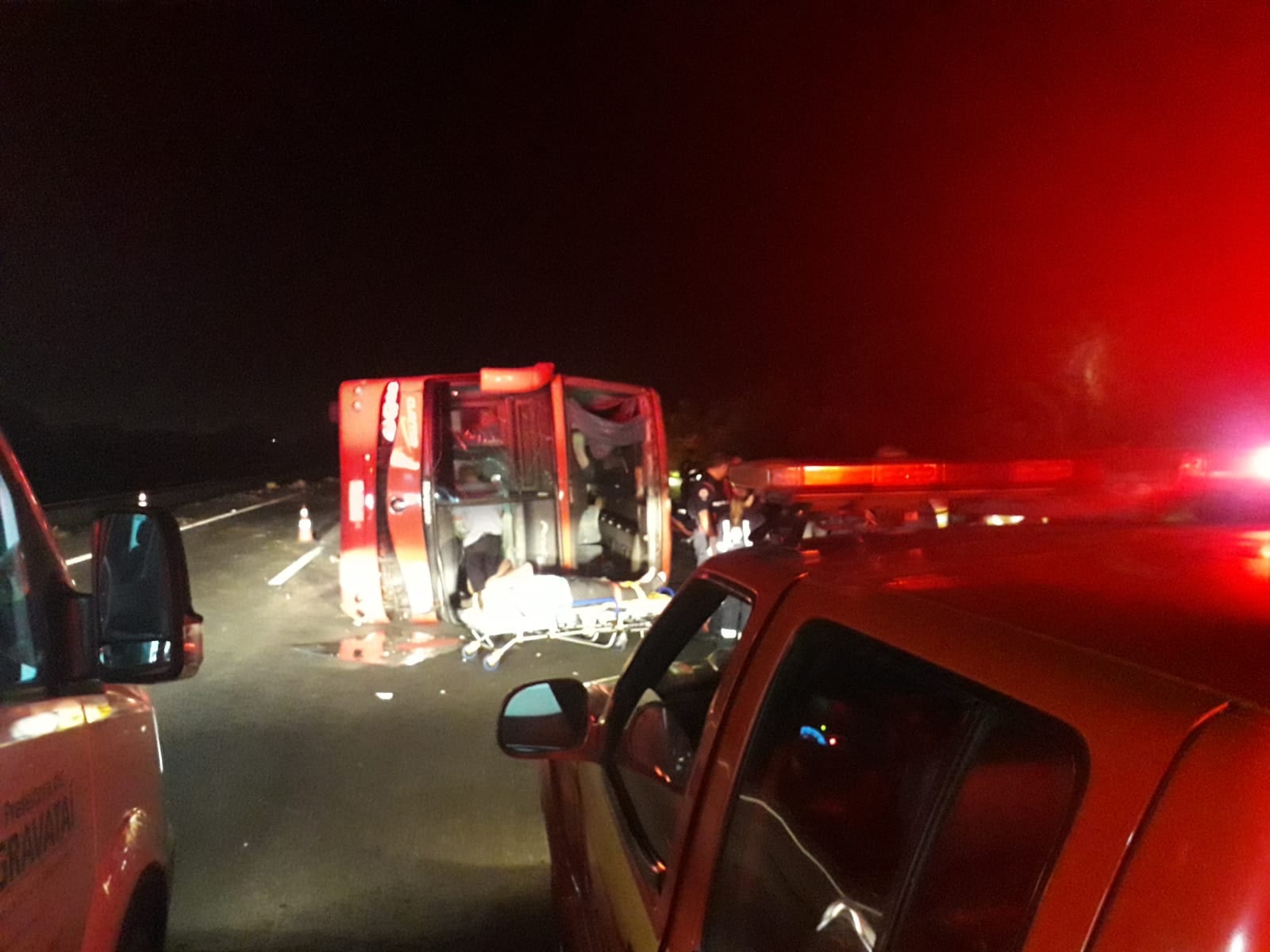 Ônibus de turismo capota e deixa mais de 25 pessoas feridas na Freeway, em Gravataí