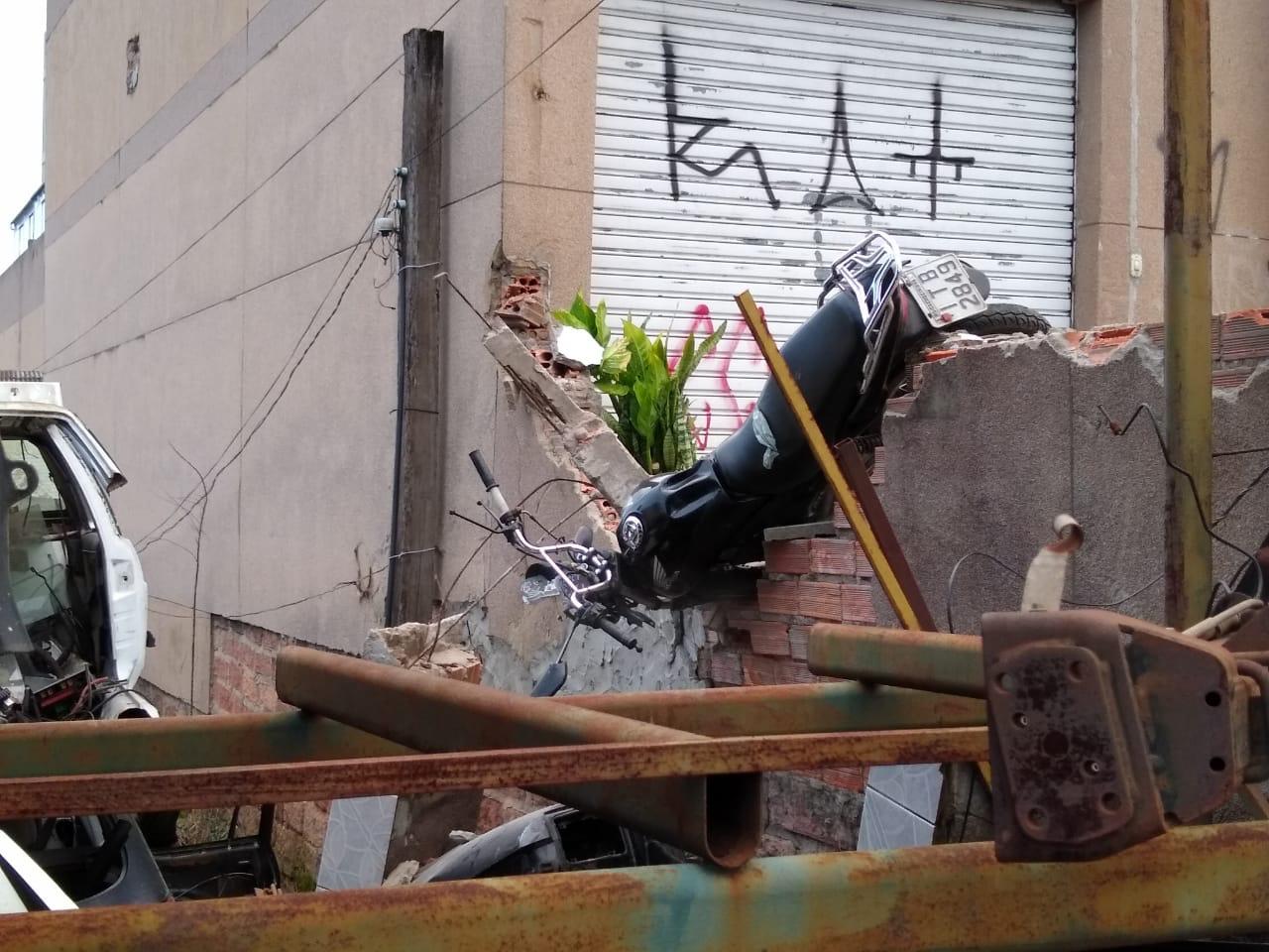 Homem morre após perder o controle de moto e colidir contra muro em Gravataí