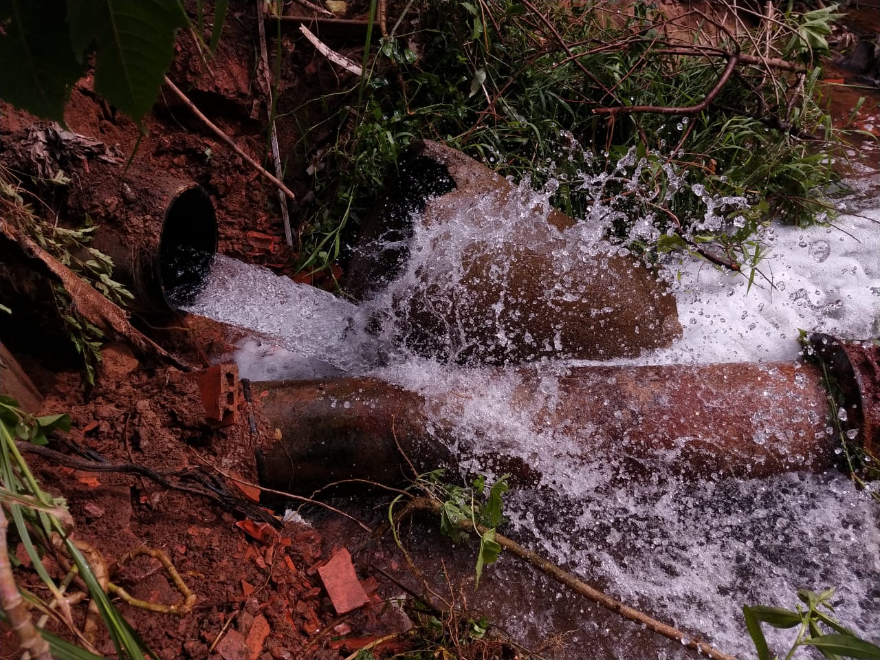 Rompimento de adutora deixa moradores de mais de 20 bairros sem água em Gravataí