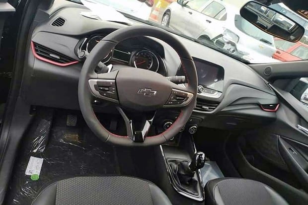 Vazam fotos do novo Onix RS no pátio da GM em Gravataí
