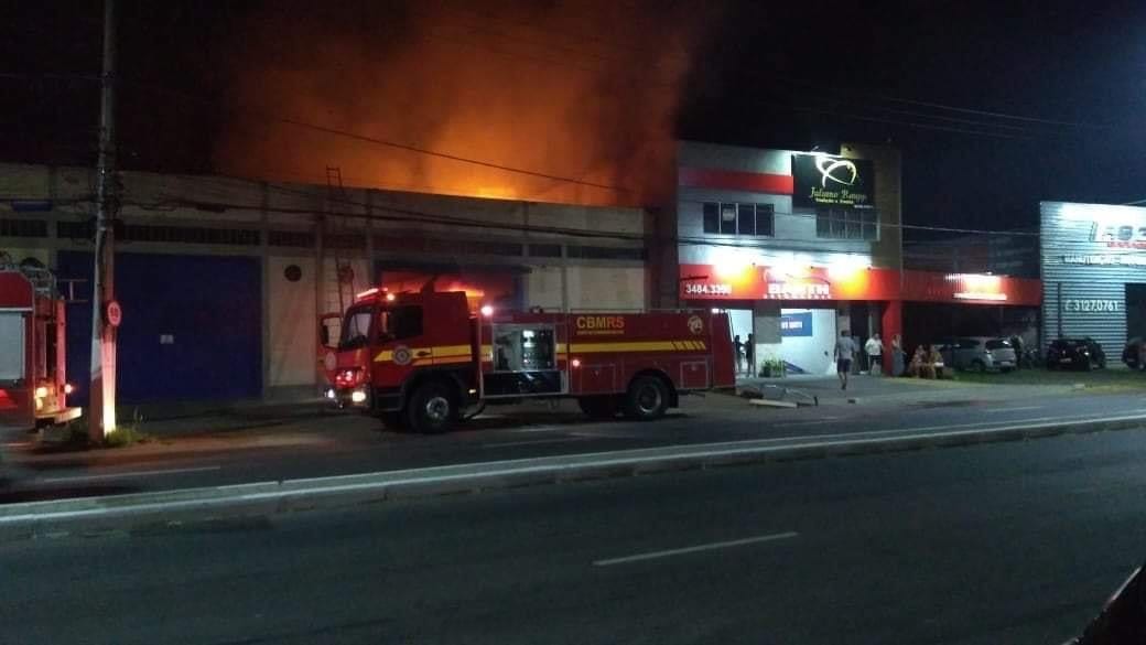 Incêndio consome pavilhão às margens da Avenida Centenário em Gravataí