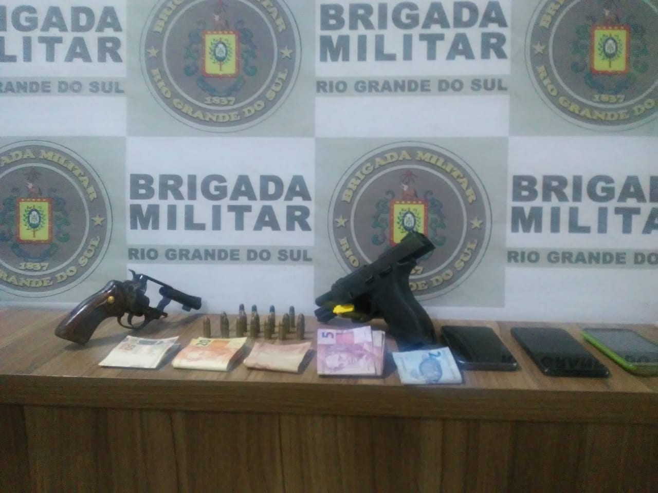 Trio é preso com armas após assalto a estabelecimento comercial em Gravataí
