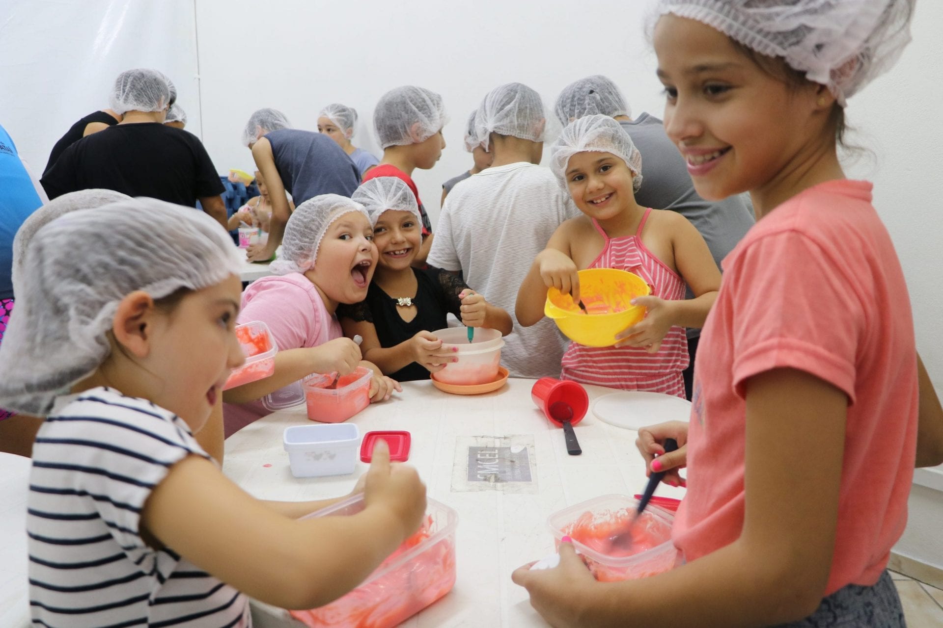 Criançada aprendeu a arte de criar delícias na cozinha na Colônia de Férias da Prefeitura de Gravataí