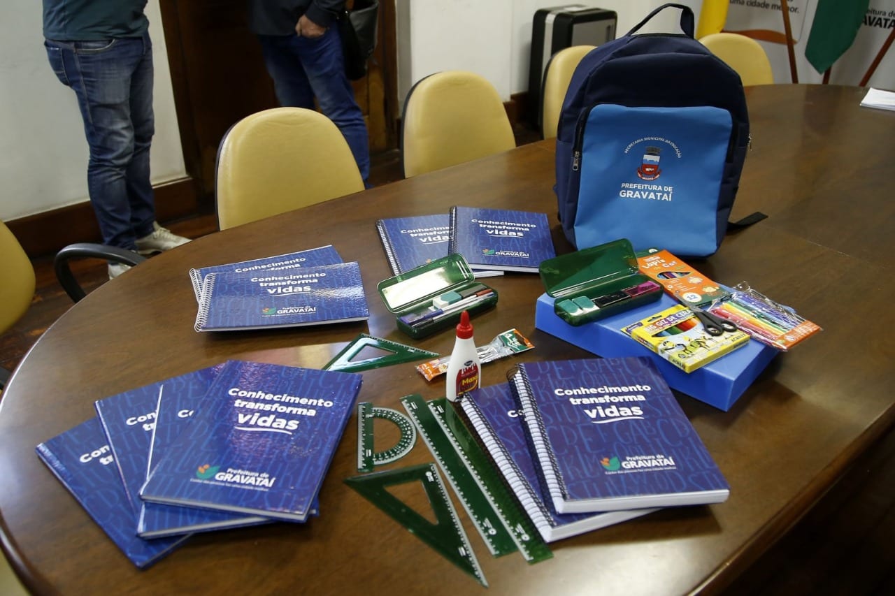 Prefeitura entregará 30 mil kits de materiais escolares e uniformes para alunos da rede municipal