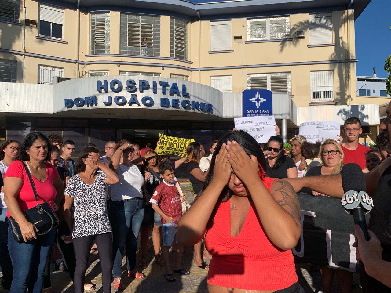 Família protesta após morte de bebê e acusa Hospital Dom João Becker de negligência