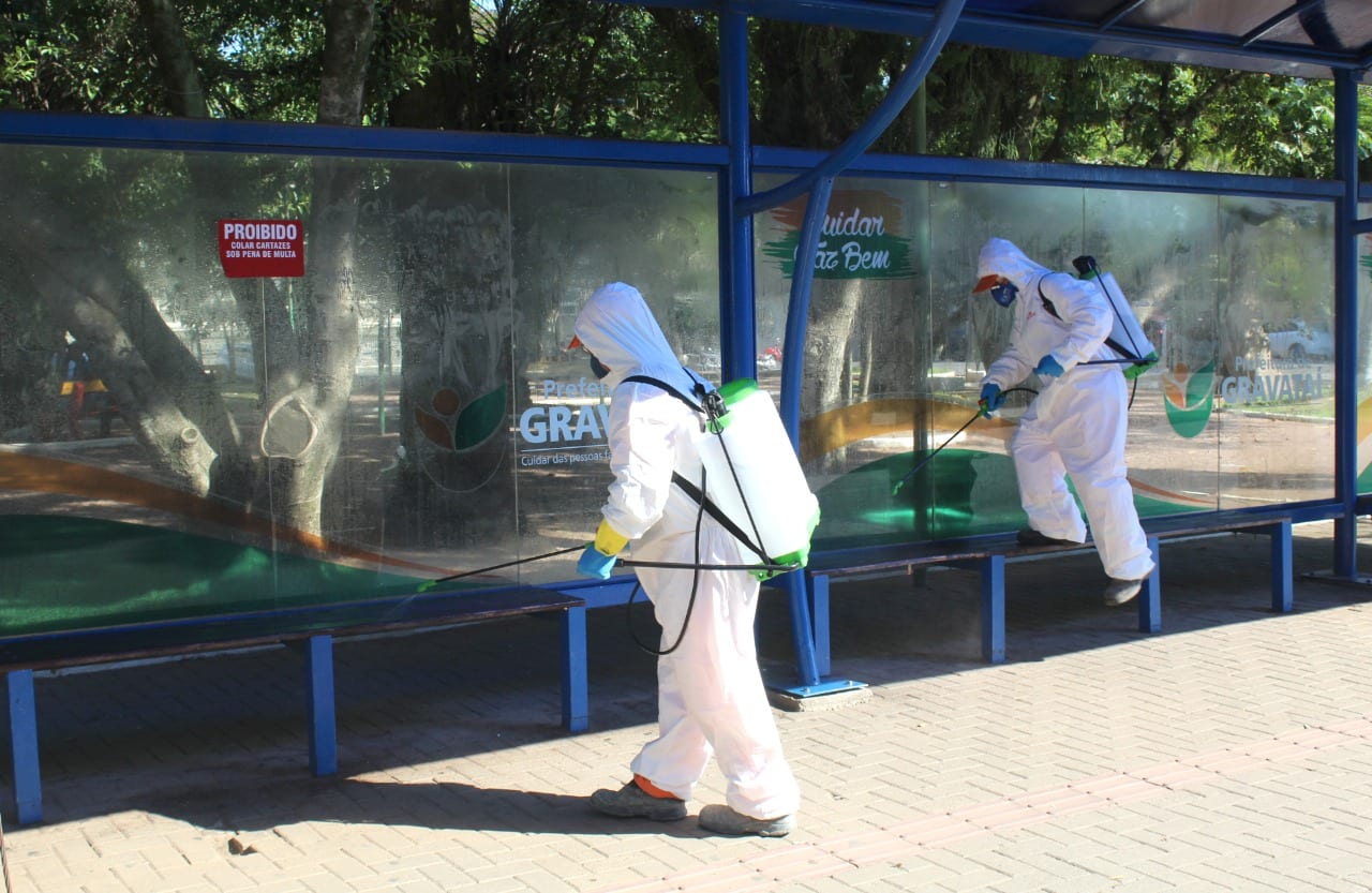 Prefeitura de Gravataí começa a desinfectar paradas de ônibus para combater o coronavírus