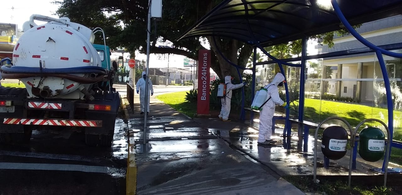 Governo mantém equipes de desinfeção nas ruas para conter a disseminação de coronavírus em Gravataí