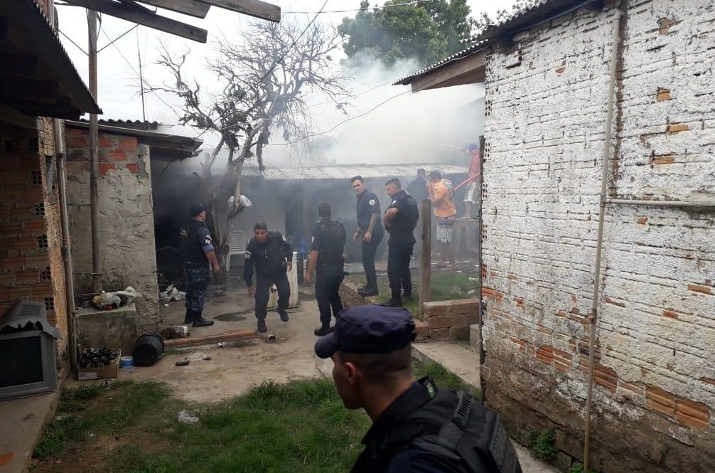 Com caminhão pipa, guardas municipais combateram incêndio que consumiu residência em Gravataí