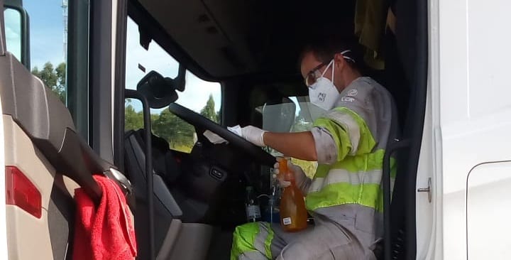 Serviço de desinfecção de cabines é disponibilizado para caminhoneiros no pedágio de Gravataí
