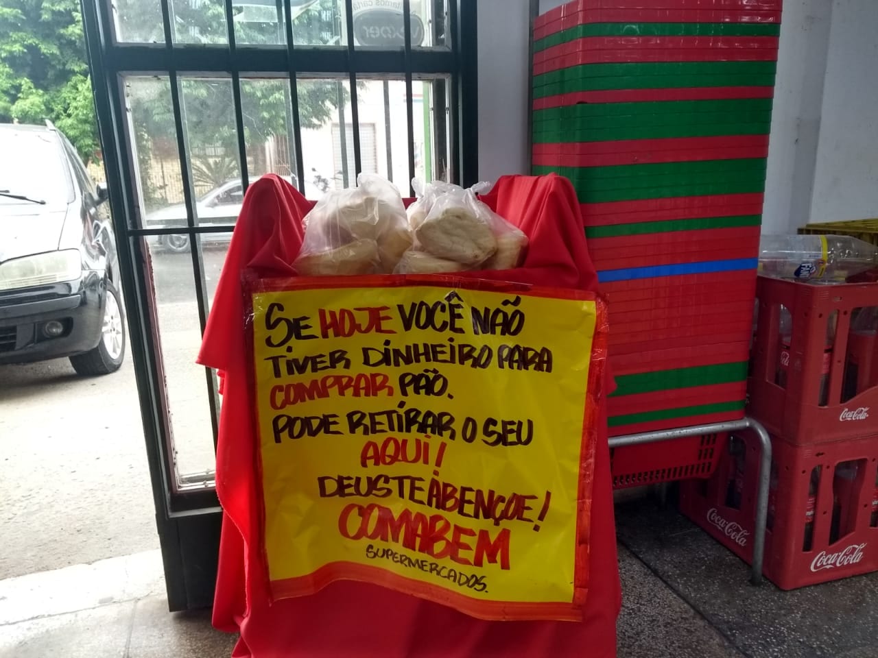 Mercado oferece pão de graça para quem não pode comprar em Gravataí