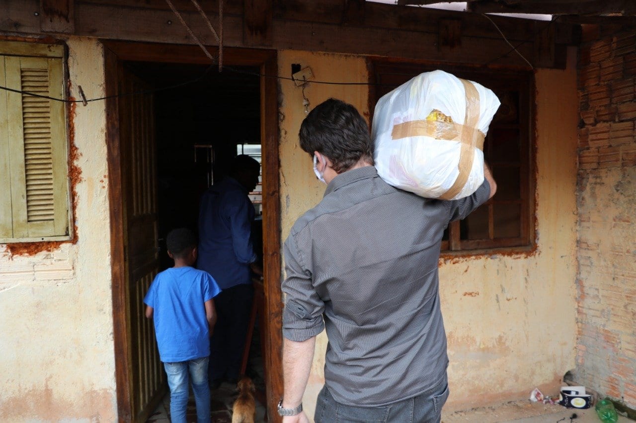 Após arrecadação, Prefeitura começa a distribuir cestas básicas a famílias carentes em Gravataí