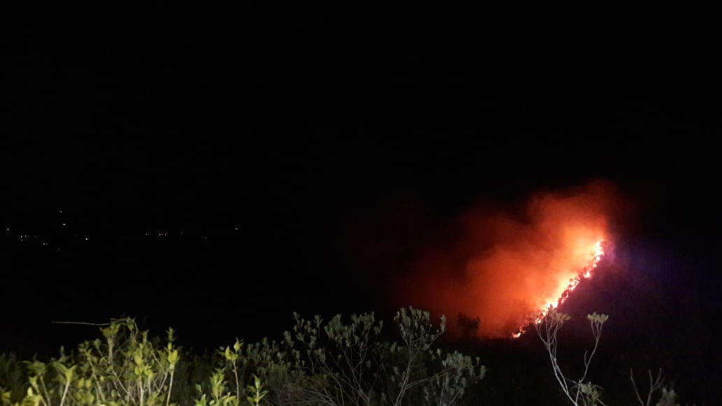 Bombeiros interrompem trabalho de combate a incêndio no Morro Itacolomi